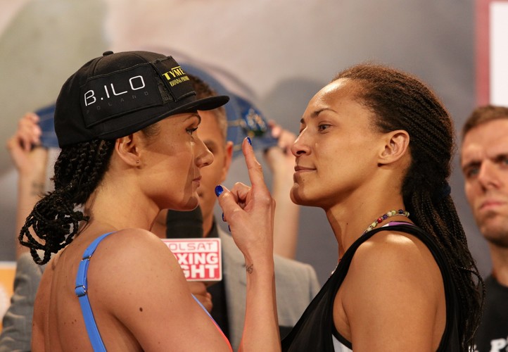 Ewa Brodnicka (L) i Włoszka Anita Torti (P), podczas oficjalnego ważenia