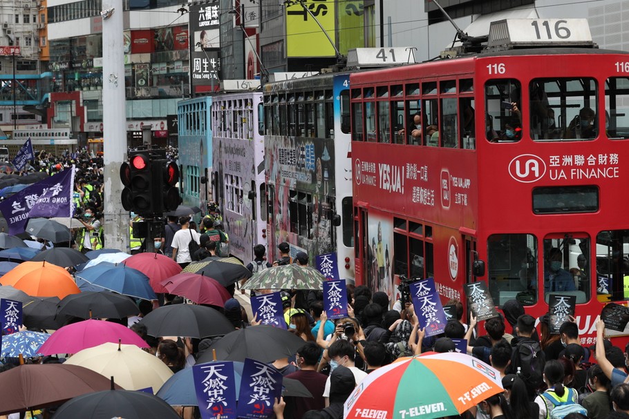 Protestujący z parasolkami przeciwko nowemu prawu o bezpieczeństwie narodowym, Hongkong 24.05.2020