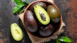 czym się różni awokado hass od klasycznego? nie tylko kolor. różnice są znacznie większe które awokado jest zdrowsze