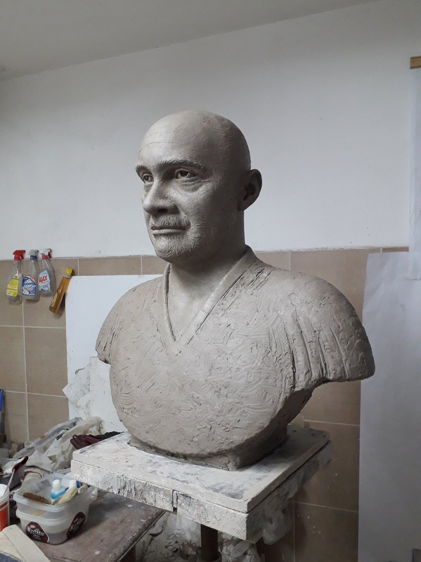 Ovako će izgledati spomenik dr Miodragu Laziću koji radi akadamski vajar iz Beograda