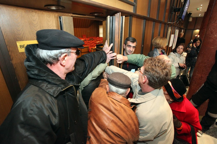 Tokom polusatnog guranja pred vratima sale Skupštine dvoje meštana i dvojica radnika obezbeđenja su lakše povređeni