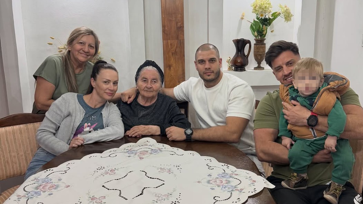 SLAVLJE U DOMU DEJANA DRAGOJEVIĆA Porodica bila u raskolu, a sada su svi na okupu za stolom, obratio se njoj: 