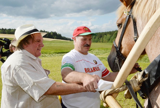 Aleksandr Łukaszenka i Gerard Depardieu na polu / fot. serwis prasowy prezydenta Białorusi