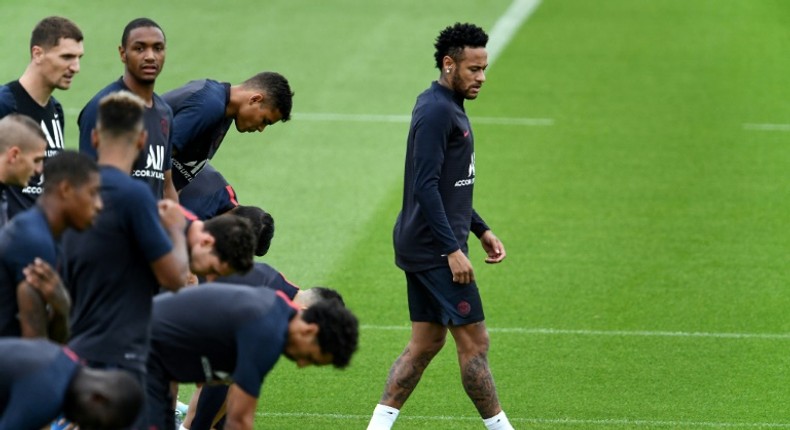 Neymar trains with PSG as transfer deadline approaches