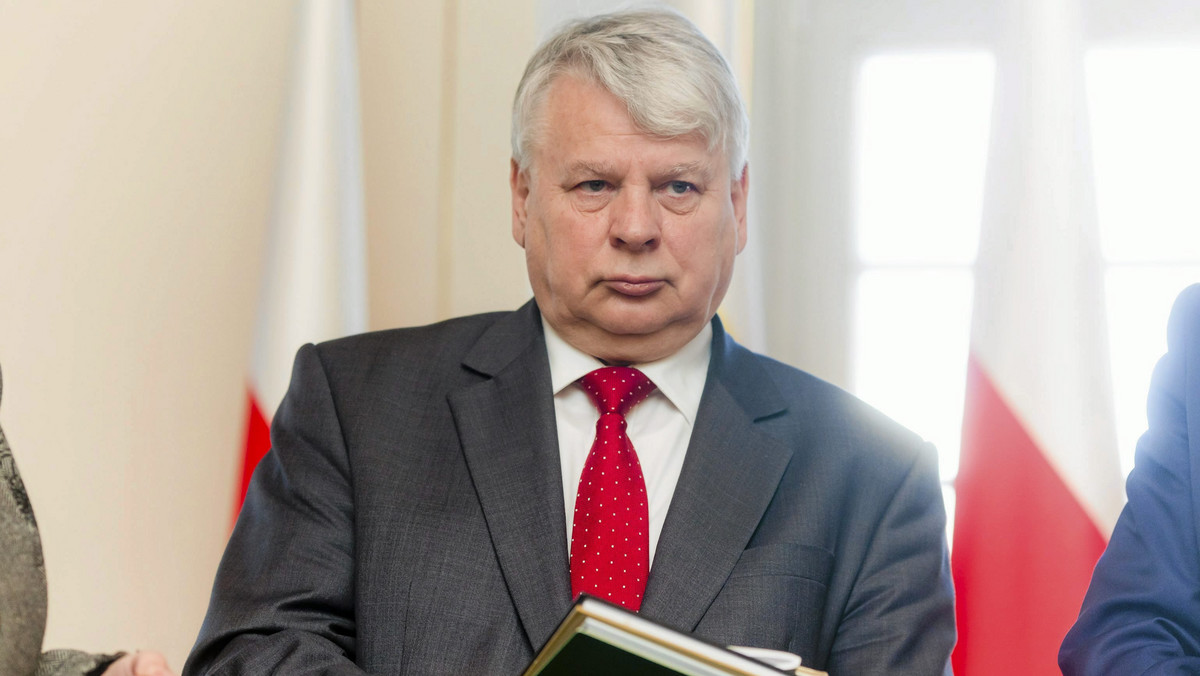 Marszałek Senatu Bogdan Borusewicz oświadczył, że nie zgodzi się na ingerencję w treść bądź termin zarządzonego na 6 września referendum. Podkreślił, że jego zdaniem byłoby to "demolowanie systemu prawnego w Polsce".