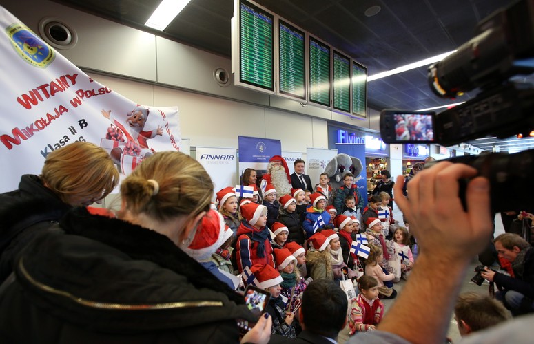 Po świętach Bożego Narodzenia Mikołaj wróci do Rovaniemi w Finlandii, gdzie mieszka na stałe. 
<br>
Na zdj. Święty Mikołaj na warszawskim lotnisku<br><br> fot. (cat) PAP/Leszek Szymański