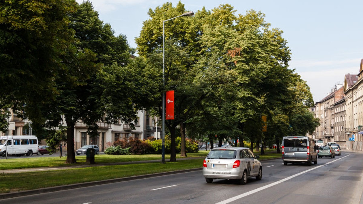 Zwiększona przepustowość, poprawa płynności jazdy, usprawnienie przejazdu komunikacją zbiorową i być może dopuszczenie rowerów do jazdy buspasem – takie efekty mają przynieść zmiany organizacji ruchu na Alei Trzech Wieszczów. Zarząd Infrastruktury Komunalnej i Transportu planuje wprowadzić je jeszcze jesienią tego roku.