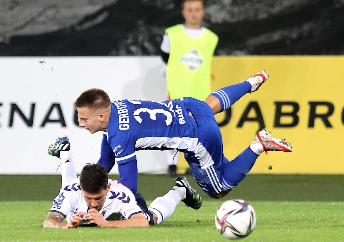 Piłkarz Górnika Zabrze Erik Janza (L) i Fryderyk Gerbowski (P) z Wisły Płock podczas meczu Ekstraklasy