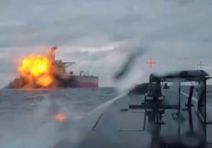 Ukrajinski dronovi gađaju brod Dašan iz ruske flote iz senke u Crnom moru 10. decembra