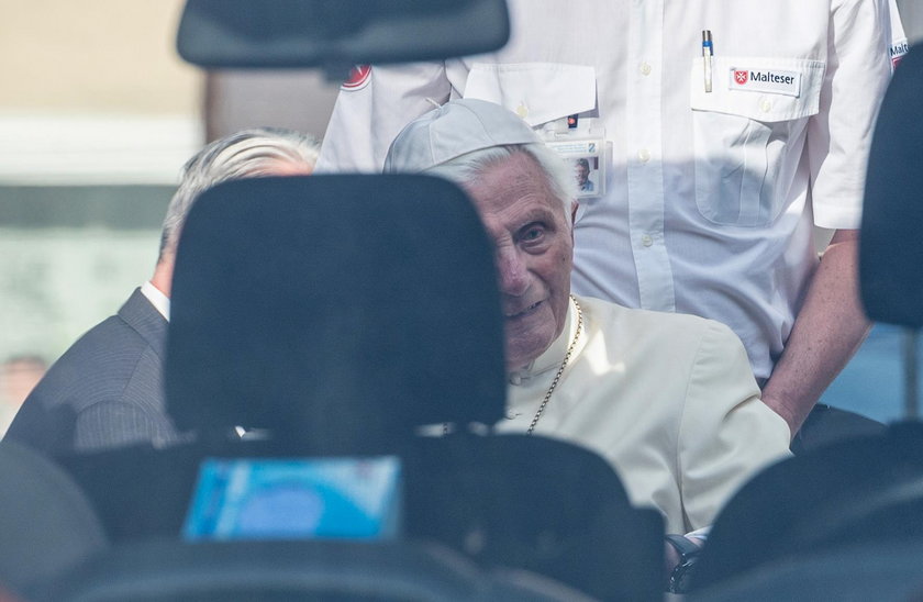 Benedykt XVI pojechał do Niemiec. Odwiedził ciężko chorego brata