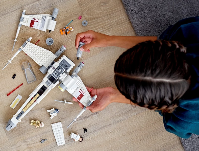 LEGO Star Wars Myśliwiec X-Wing™ Luke’a Skywalkera (75301) nawiązuje do najstarszych części sagi. Myśliwiec głównego bohatera wygląda świetnie!