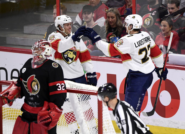 Hokeista Florida Panthers Carter Verhaeghe (L)