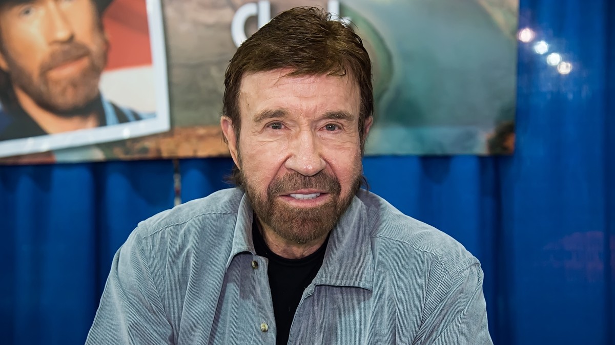 „Nem Chuck Norris lett 84 éves, a 84 év lett Chuck Norris” – Egy bokszzsákot gyepál legújabb videójában az örökifjú színészlegenda
