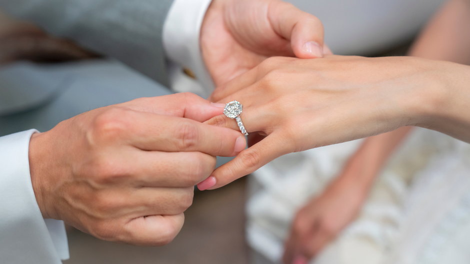 Zgodnie z obowiązującymi przepisami, pierścionek zaręczynowy to nie tylko symbol miłości, ale też darowizna