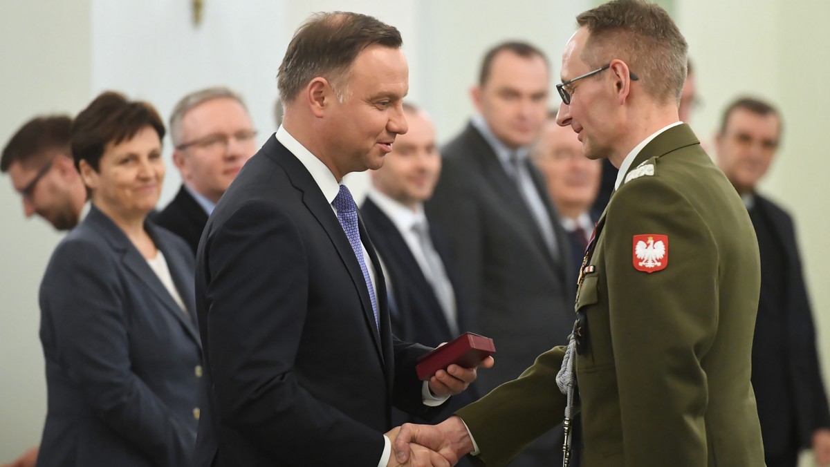 Prezydent Andrzej Duda wręczył odznaczenia pracownikom Wojskowego Instytutu Medycznego za zasługi na rzecz rozwoju medycyny. Nadano im je, jak podkreślał, za pracę ponad wymagania i oczekiwania służbowe.