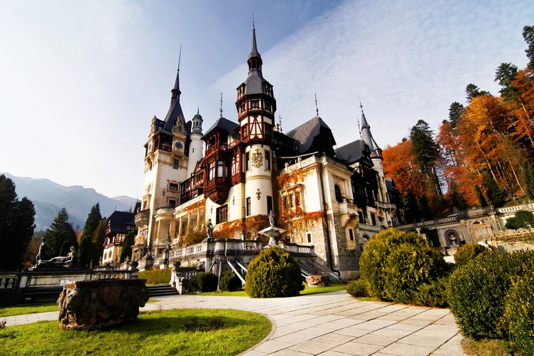 5. Rumunia.

Choć niektórych może to zaskoczyć, Rumunia zajmuje wysoką 5. lokatę na liście.

Co ciekawe, jest jedynym krajem z pierwszej dziesiątki, w którym średnia maksymalna prędkość spadła, wbrew światowemu trendowi, wskazującemu globalne przyspieszenie łączy o 1,4 proc.
 
Na zdjęciu: Pałac Peles w Rumunii