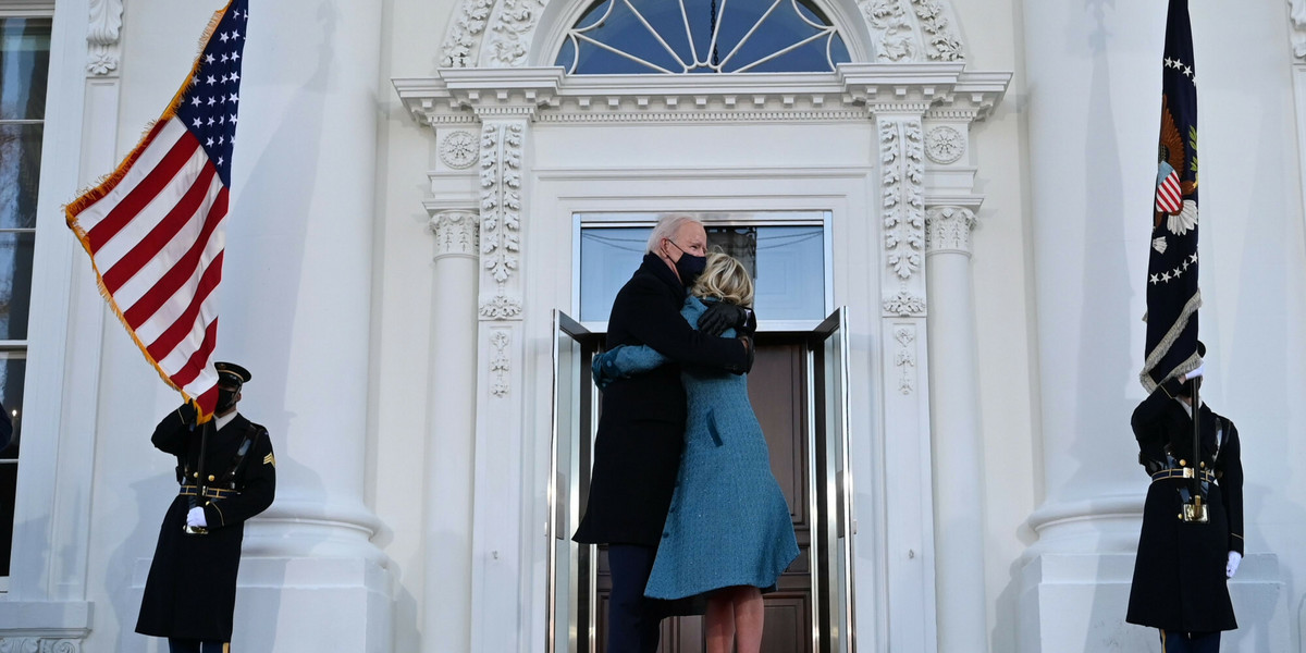 Prezydent USA Joe Biden i Pierwsza Dama USA Jill Biden przed wejściem do Białego Domu