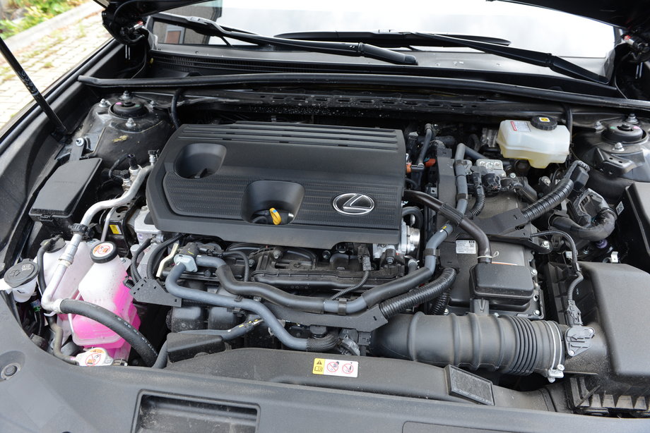 Lexus ES 300h ma pod maską 2,5-litrowy silnik spalinowy, a dodatkową moc czerpie z silnika na prąd. Duet ten sprawnie napędza auto, a przy tym zużywa bardzo mało paliwa.