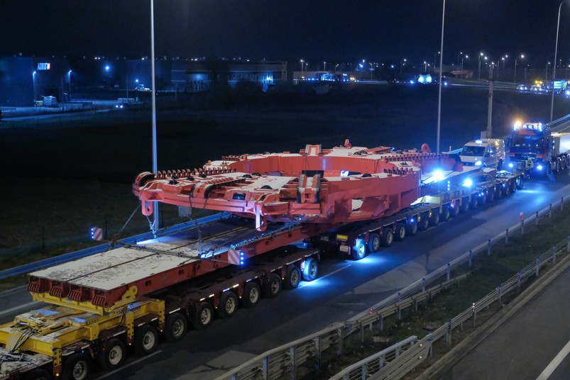 Konwój z tarczą TBM przejedzie drogą ekspresową S17 w kierunku Lublina i dalej na Podkarpacie. Transport maszyny TBM będzie się poruszał z prędkością do 10 km/h na mostach, a poza nimi w granicach 20-30 km/h...