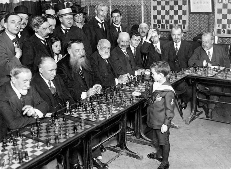 W wieku 12 lat Paul Morphy (1837-1884) i José Raúl Capablanca (1888-1942), wygrywali z najlepszymi dorosłymi przeciwnikami, a Samuel Reshevsky (1911-1992) dawał pokazy już w wieku 6 lat