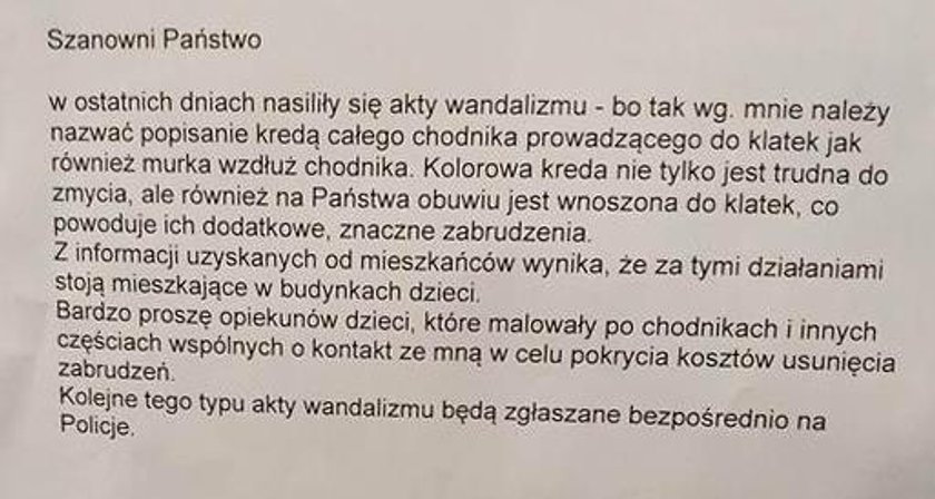 Na chodniku przy ul. Bulwarowej w Krakowie dzieci wymalowały kredą kolorowe napisy i rysunki. Zarządca jednego z bloków nazwał ich zabawę "aktem wandalizmu"