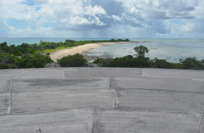 Atol Enewetak na Wyspach Marshalla - widok z kopuły na plażę