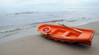 Czy warto podjąć pracę sezonową? Sprawdzamy, ile w tym roku zarobią kelnerzy, ratownicy wodni czy sprzedawcy lodów