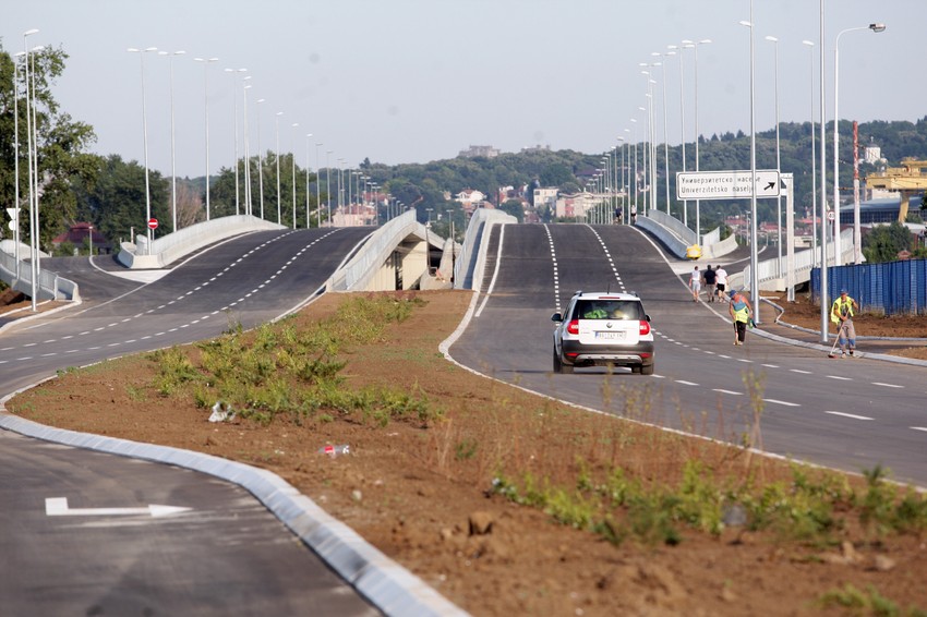 Povezani Most na Adi i Tošin bunar