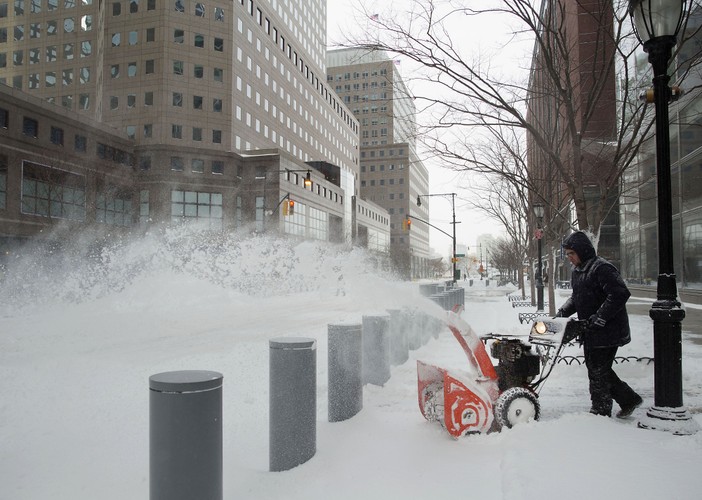 W Nowej Anglii ma spaść nawet pół metra śniegu, wiele regionów nawiedzą burze śnieżne którym towarzyszyć będzie porywisty i przenikliwy wiatr przekraczający prędkość pięćdziecięciu kilometrów na godzinę.