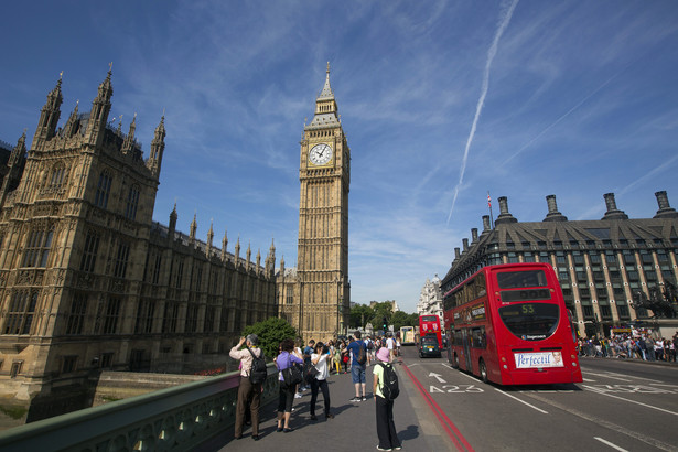 Big Ben i charakterystyczny czerwony autobus na ulicach Londynu