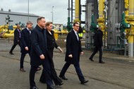 Prezydent Andrzej Duda, premier Danii Mette Frederiksen i premier Mateusz Morawiecki podczas uroczystości otwarcia gazociągu Baltic Pipe w Budnie k. Goleniowa