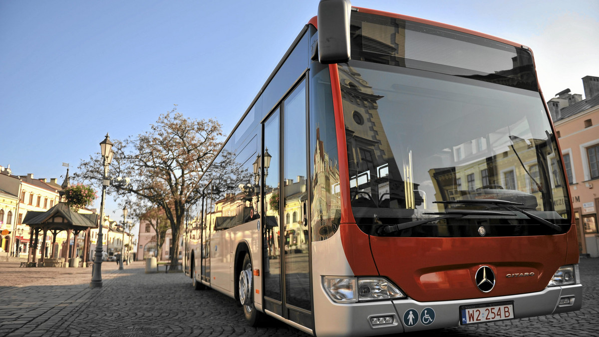 W październiku na ulice Olsztyna wyjedzie 11 autobusów zasilanych gazem LNG. Będą to pierwsze tego typu autobusy w mieście. Paliwo do nich będzie dostarczał przewoźnikowi Gazprom - poinformował jeden z dyrektorów firmy Solbus, która wyprodukowała autobusy.