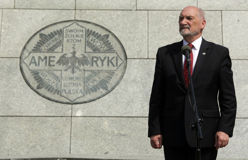 Nadzór nad Cegielskim sprawuje minister Mateusz Morawiecki, nadzór nad Polską Grupą Zbrojeniową – minister Antoni Macierewicz.