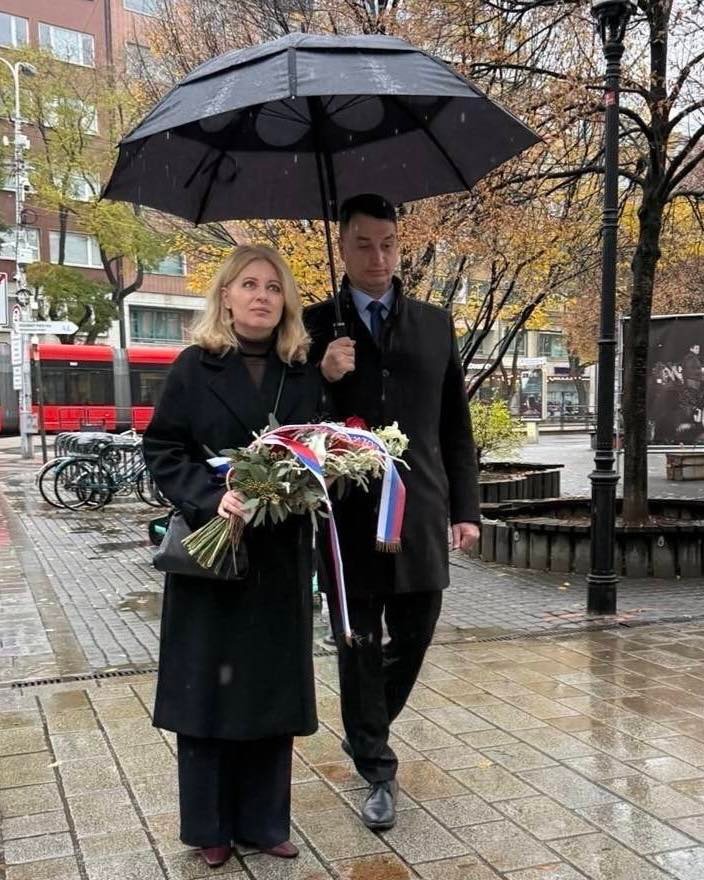 Bývalá prezidentka Zuzana Čaputová a jej partner Juraj Rizman pri príležitosti 36. výročia Nežnej revolúcie. 