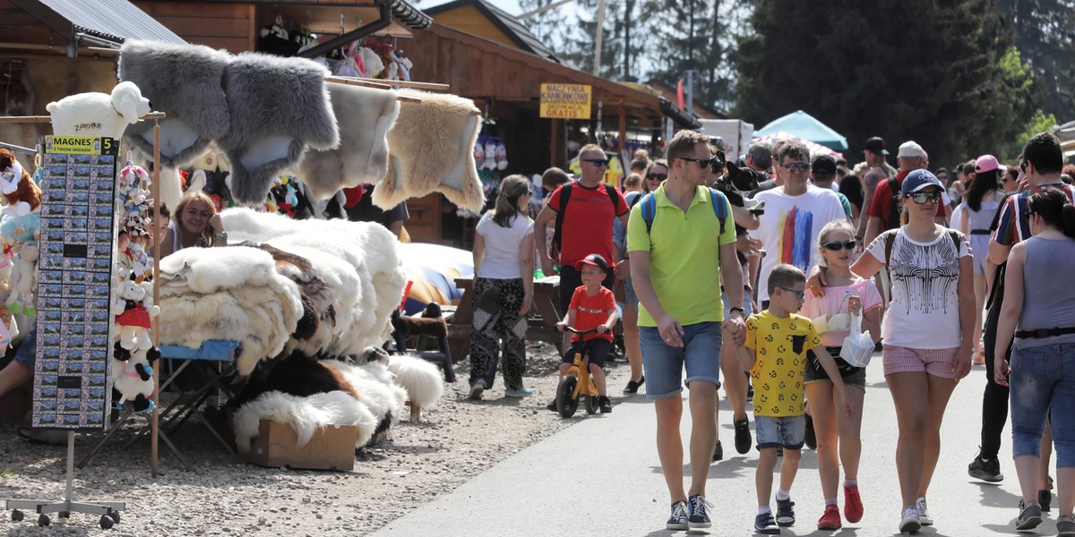 Turyści w Zakopanem w trakcie długiego weekendu