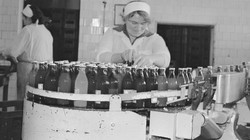 Latem chce się pić. Sentymentalny QUIZ o napojach z PRL. 100 proc. tylko dla smakoszy