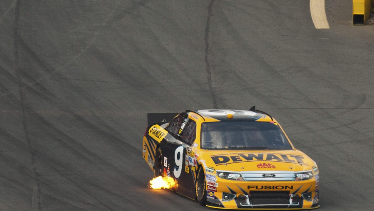 Przełożony o dzień wyścig serii Sprint Cup w Watkins Glen International wygrał Marcos Ambrose wygrywając walkę o pierwszą lokatę z faworyzowanymi Kyle'm Buschem i Bradem Keselowskim.