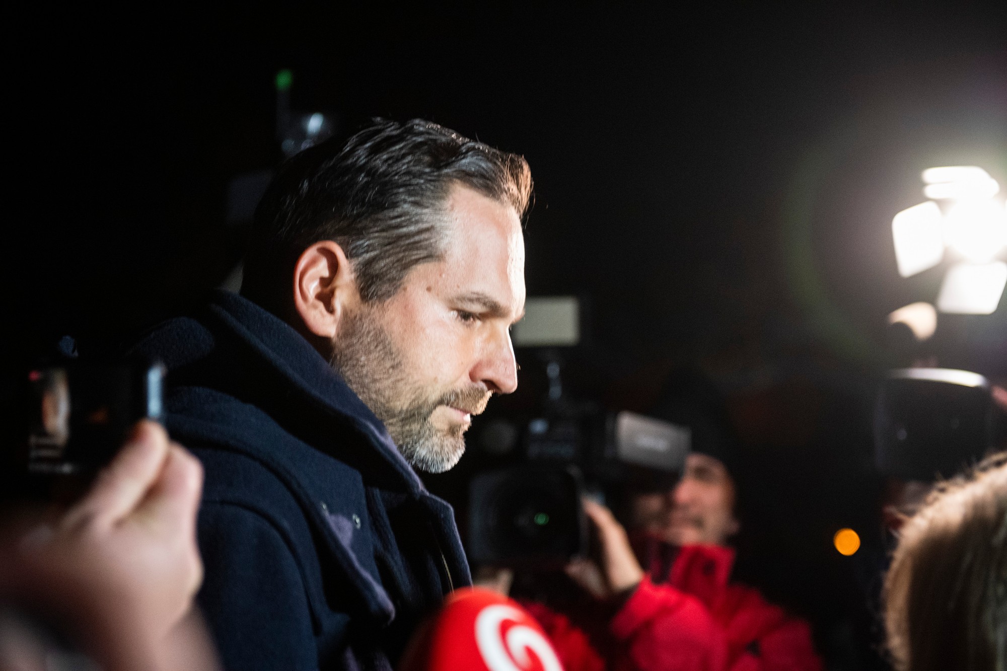Rudolf Kusý odchádza zo Špecializovaného trestného súdu (ŠTS) po prepustení z väzby v Pezinku 19. novembra 2022.
