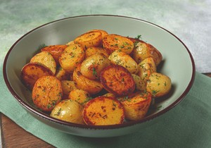 Hrskavi krompir iz rerne: Recept sa jednim neobičnim sastojkom koji ga čini neodoljivim
