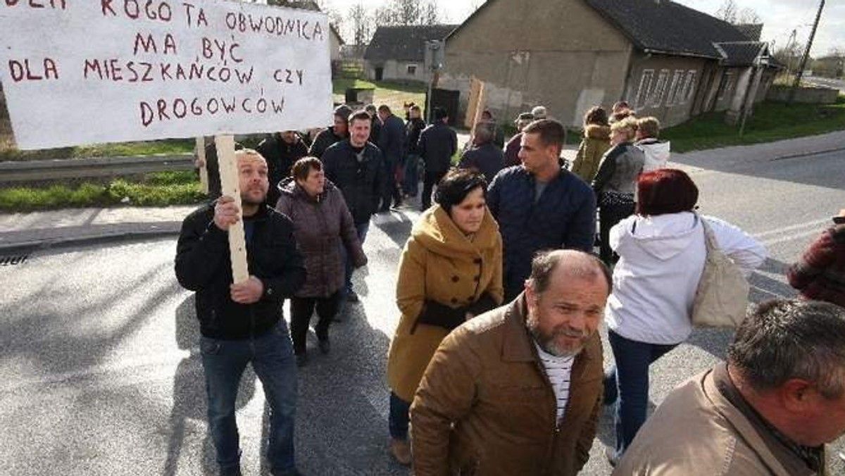 Konflikt wokół budowy obwodnicy Brzezin, w gminie Morawica, w powiecie kieleckim, która ma połączyć drogi krajowe numer 7 i 73 doprowadził wczoraj do blokady drogi numer 763 na odcinku łączącym Morawicę i Chęciny. Na ulicę wyszli mieszkańcy Brzezin. Na miejscu była policja, która kierowała ruch samochodowy objazdami.