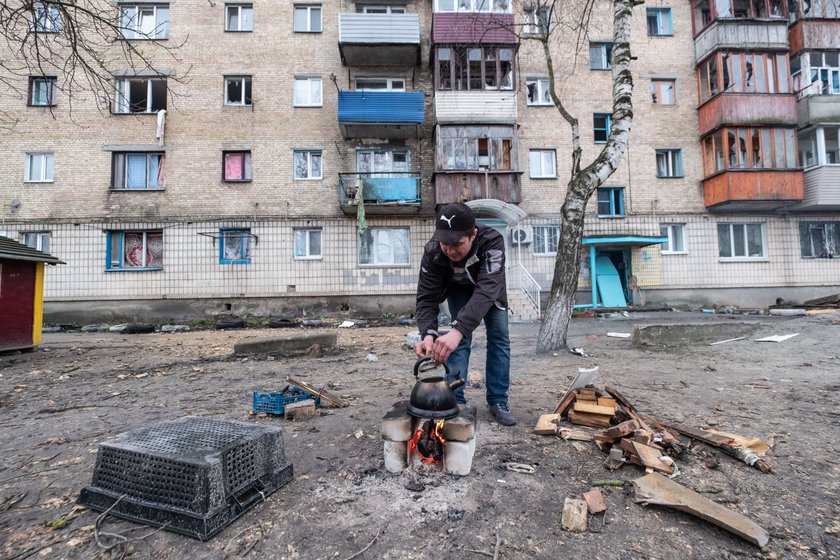 Zrujnowane domy, zmiażdżone czołgami samochody, leje po pociskach - korespondenci Faktu opisują to, co widzieli w czasie podróży z Polski do Kijowa na Ukrainie