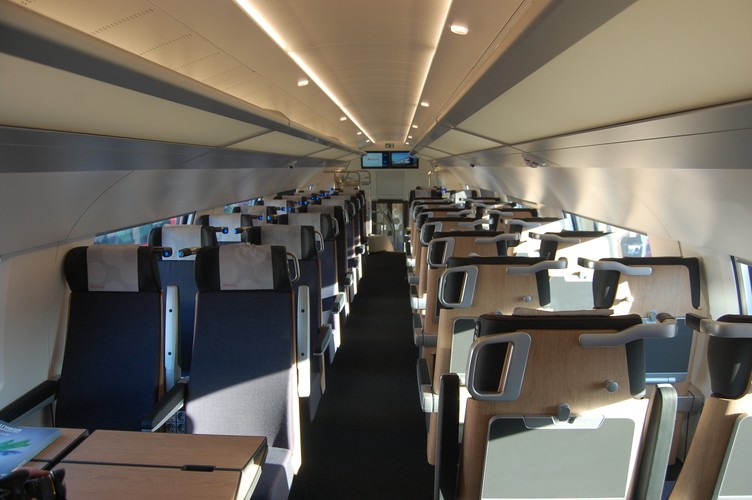 W środku składu znalazło się 357 miejsc siedzących. Wnętrze wykończeniem i oświetleniem przypomina nieco te, które widzimy w samolotach. Skład ma wydajne ogrzewanie podłogi i ścian oraz izolację dostosowaną do niskich temperatur panujących w Skandynawii. Podłoga pociągów została tak zaprojektowana, by wykluczyć jej przemarzanie. fot. Krzysztof Śmietana
