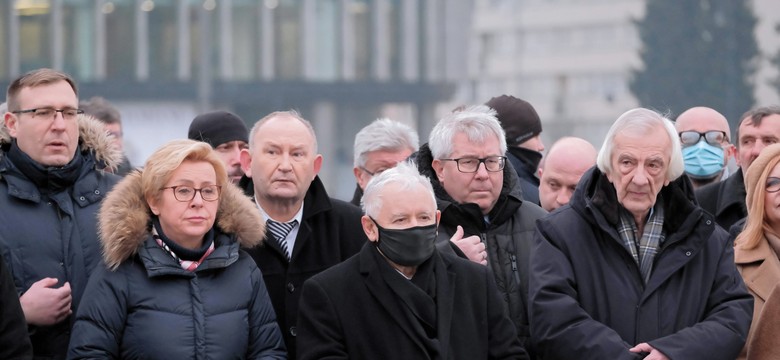 Kolejna miesięcznica smoleńska. Kwiaty pod pomnikiem prezydenta Lecha Kaczyńskiego [ZDJĘCIA]