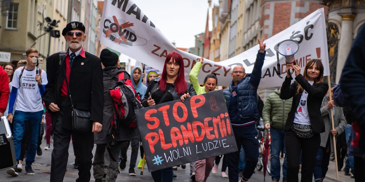 Mandaty i ponad dwieście spraw w sądzie po manifestacji antycovidowców w Warszawie