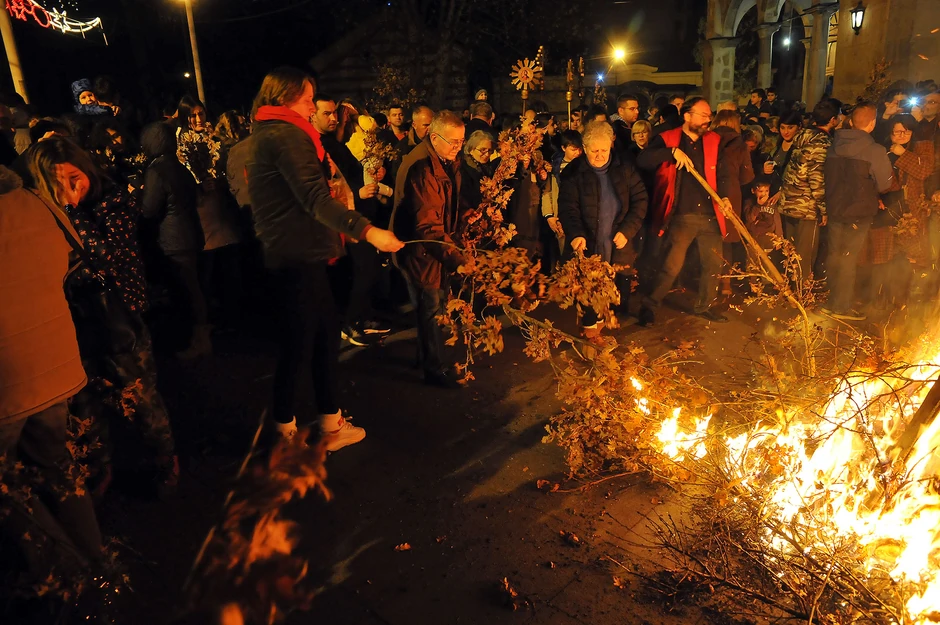 Paljenje badnjaka u Sabornoj crkvi u Nišu