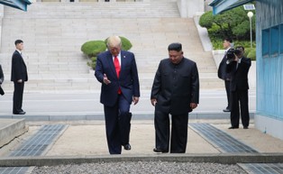 Historyczny moment. Trump spotkał się z Kim Dzong Unem w Korei Północnej