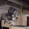 Humanoidalny robot Boston Dynamics potrafi teraz biegać i skakać, jakby uprawiał parkour
