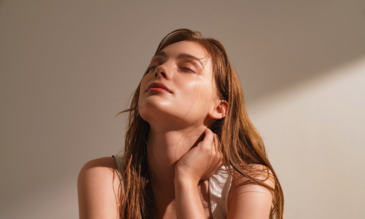 Mgiełka rozświetlająca daje na buzi efekt boski glow. Świetnie nawilża, a skóra ją pije