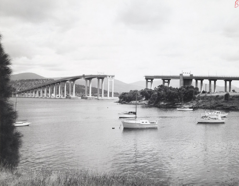 Trzy przęsła spadły z Mostu Tasmana