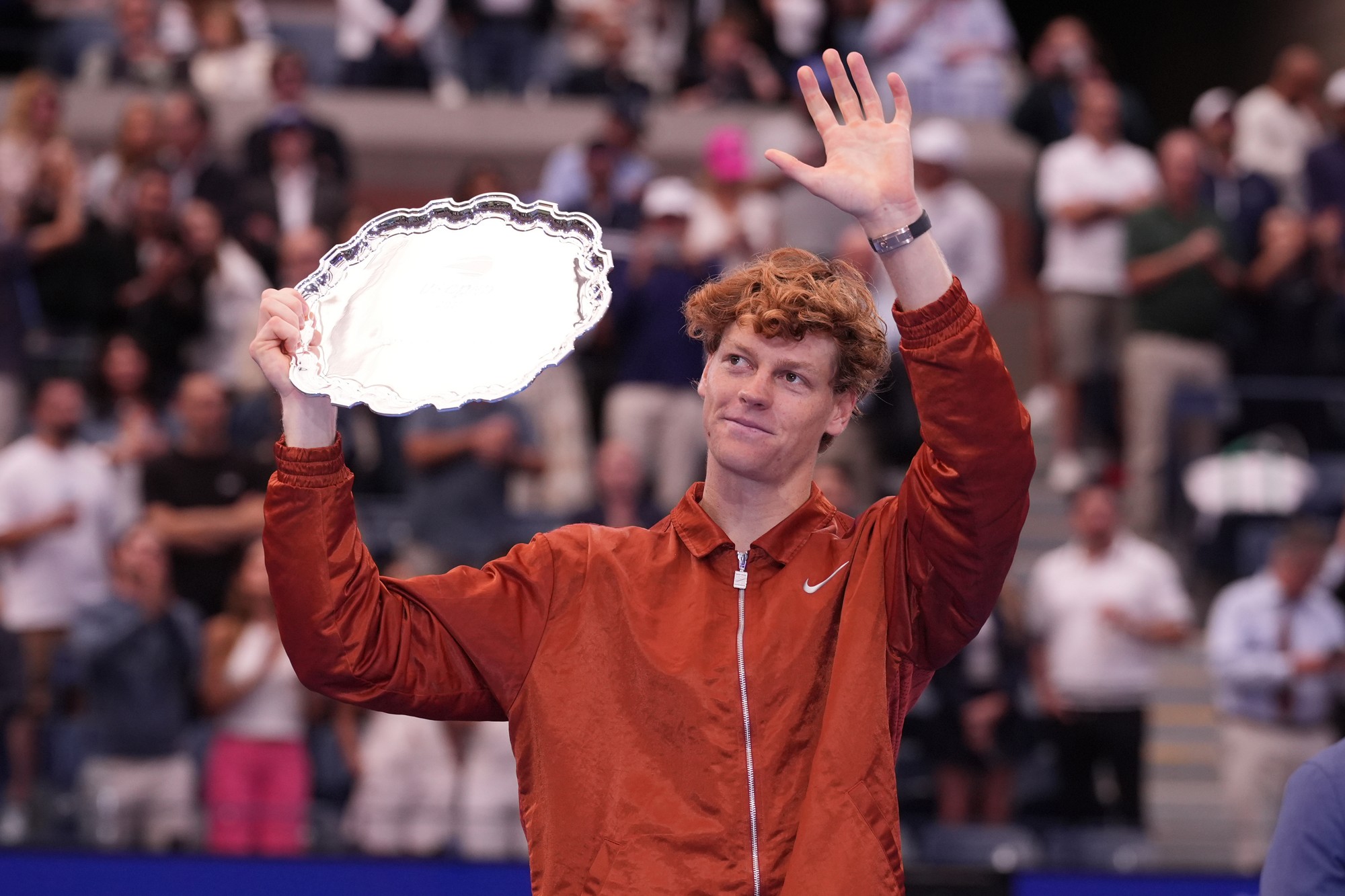 Taliansky tenista Jannik Sinner s trofejou po prehre vo finále na US Open 2025. 